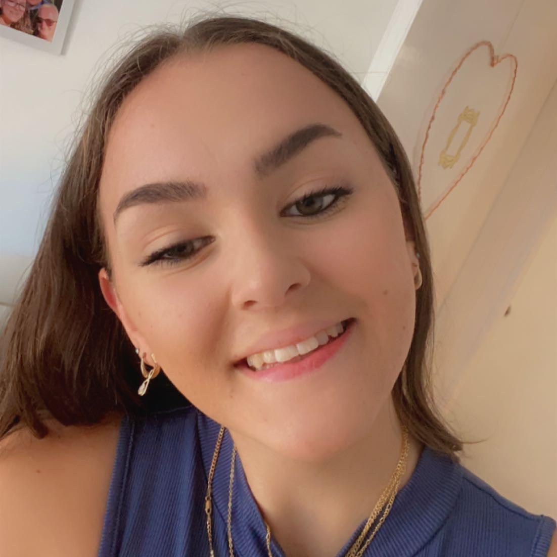 Neve Coslett| 18